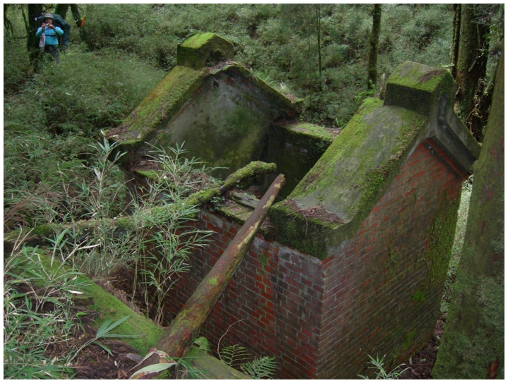 2010-05-02_10-23-05-廢土地祠.JPG