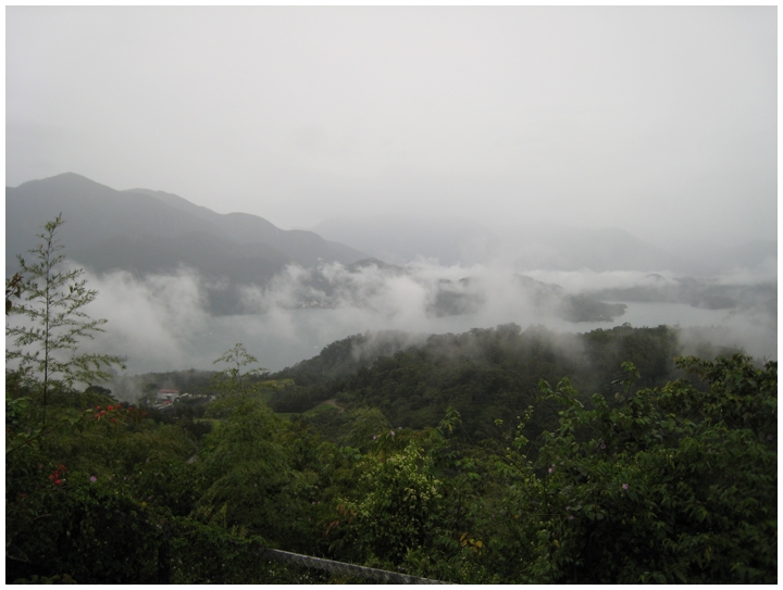 093山頂眺望日月潭.JPG